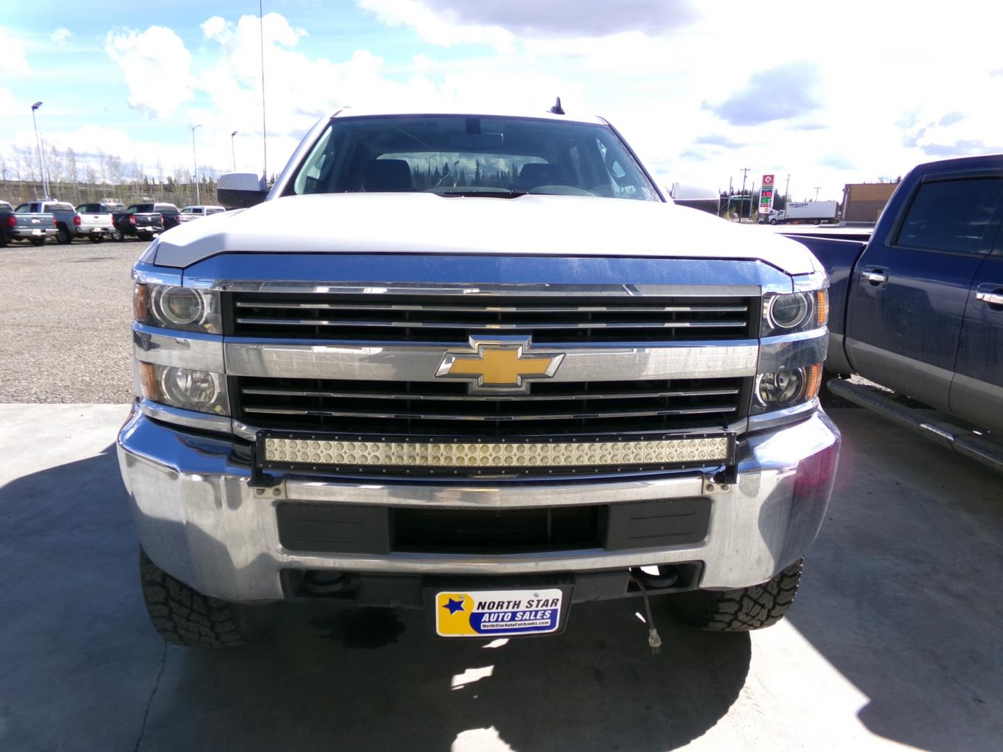 2016 White Chevrolet Silverado 2500HD LT Crew Cab 4WD (1GC1KVEGXGF) with an 6.0L V8 OHV 16V FFV engine, 6A transmission, located at 2630 Philips Field Rd., Fairbanks, AK, 99709, (907) 458-0593, 64.848068, -147.780609 - Photo#1